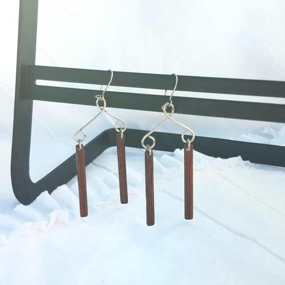 "Vintage" Wood and silver tone earrings - Picture 6 of 8